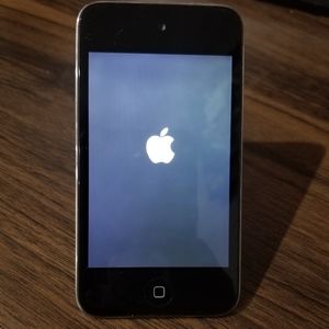 Ipod 4th gen, 2 cube speaker charger alarm clock